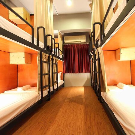 Thonglor Travellers Hostel And Cafe Bangkok Zewnętrze zdjęcie