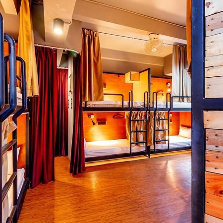 Thonglor Travellers Hostel And Cafe Bangkok Zewnętrze zdjęcie