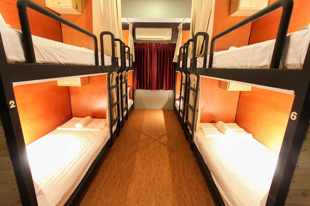 Thonglor Travellers Hostel And Cafe Bangkok Zewnętrze zdjęcie