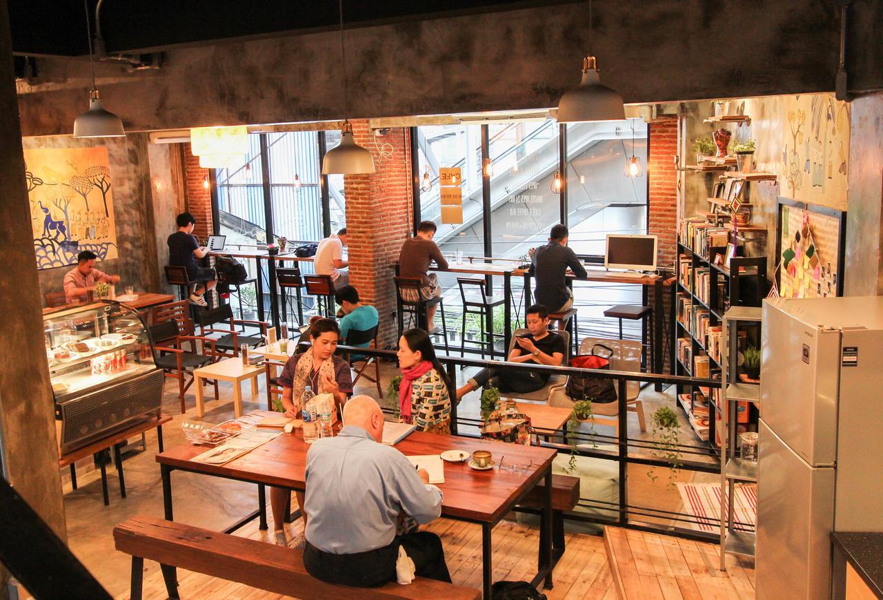 Thonglor Travellers Hostel And Cafe Bangkok Zewnętrze zdjęcie