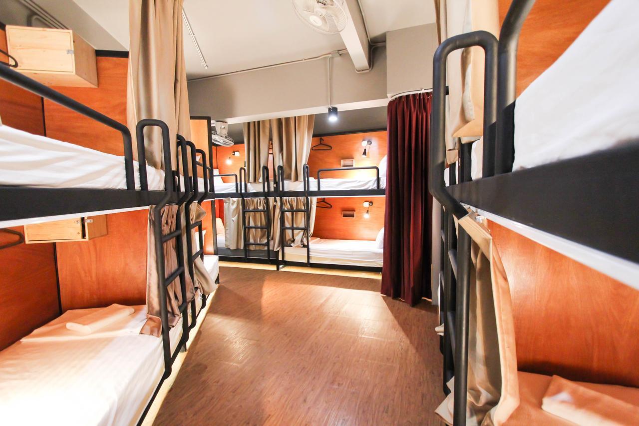 Thonglor Travellers Hostel And Cafe Bangkok Zewnętrze zdjęcie