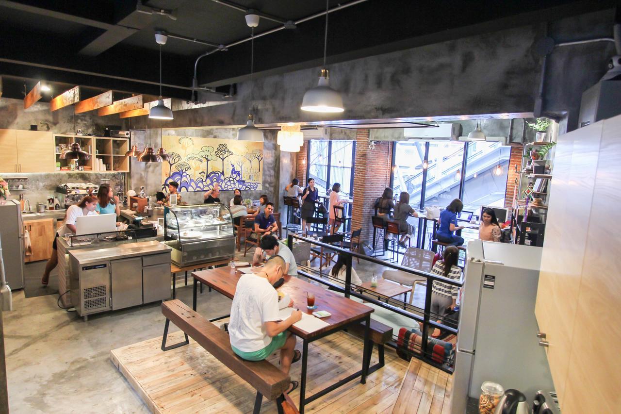 Thonglor Travellers Hostel And Cafe Bangkok Zewnętrze zdjęcie