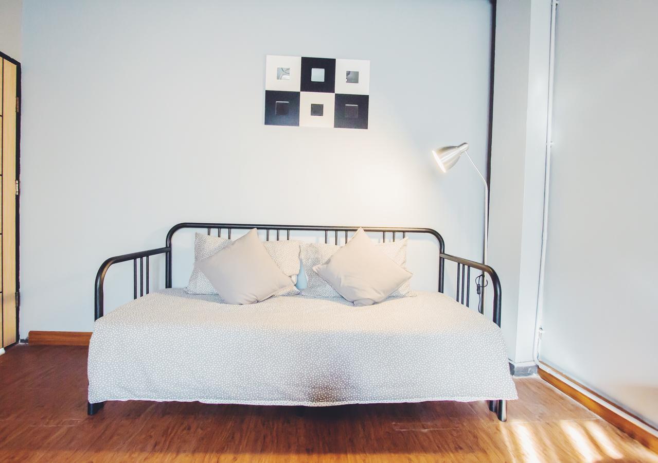Thonglor Travellers Hostel And Cafe Bangkok Zewnętrze zdjęcie