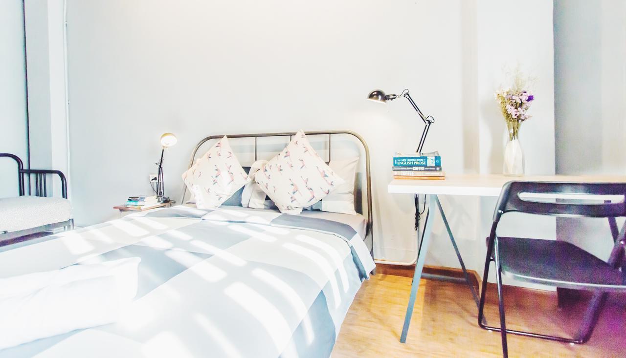 Thonglor Travellers Hostel And Cafe Bangkok Zewnętrze zdjęcie