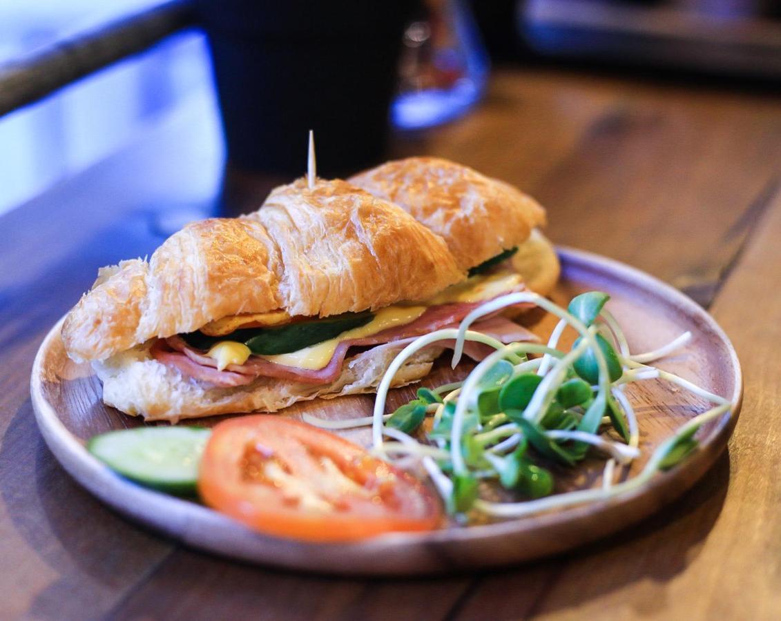 Thonglor Travellers Hostel And Cafe Bangkok Zewnętrze zdjęcie
