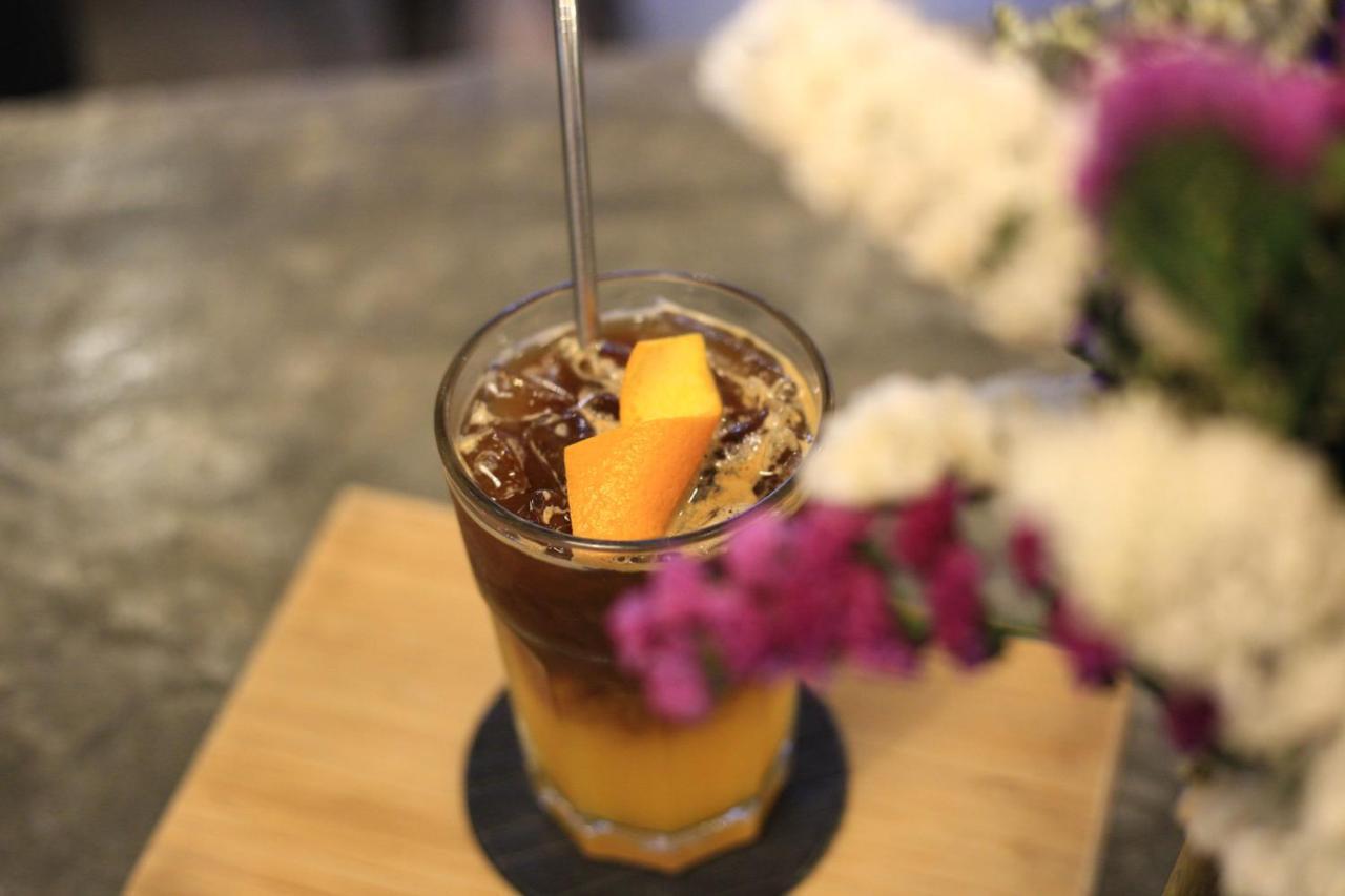 Thonglor Travellers Hostel And Cafe Bangkok Zewnętrze zdjęcie