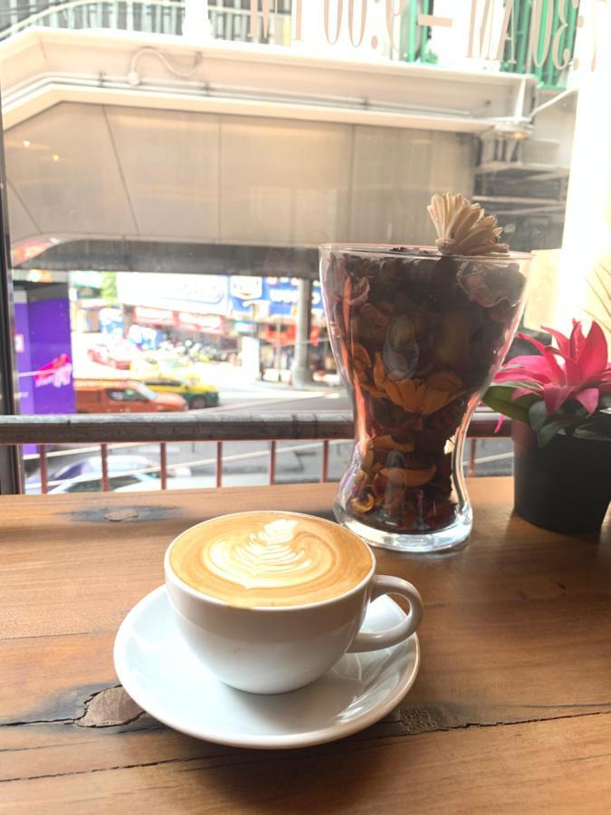 Thonglor Travellers Hostel And Cafe Bangkok Zewnętrze zdjęcie
