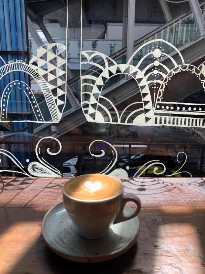Thonglor Travellers Hostel And Cafe Bangkok Zewnętrze zdjęcie