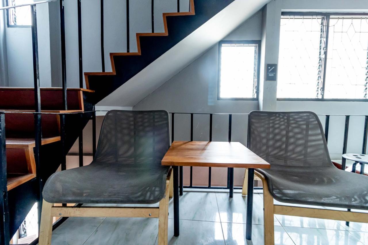 Thonglor Travellers Hostel And Cafe Bangkok Zewnętrze zdjęcie