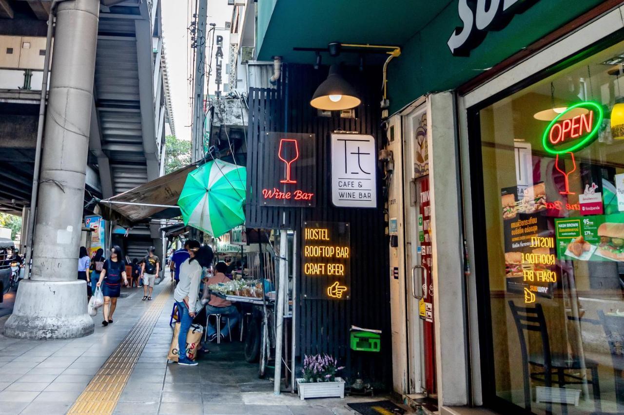 Thonglor Travellers Hostel And Cafe Bangkok Zewnętrze zdjęcie