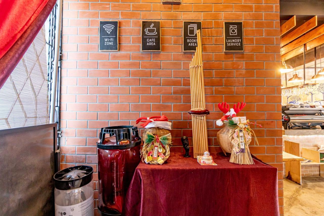 Thonglor Travellers Hostel And Cafe Bangkok Zewnętrze zdjęcie