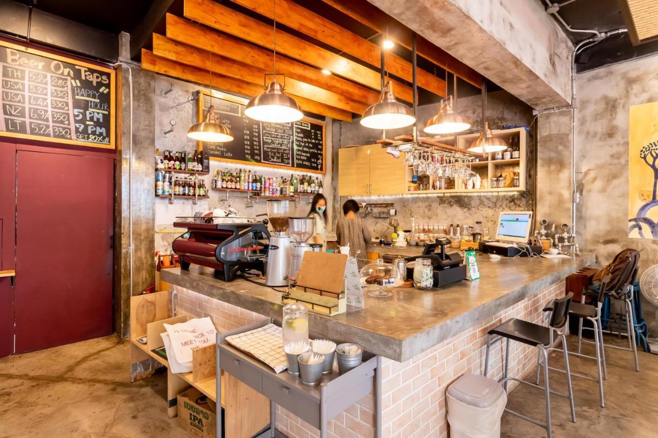 Thonglor Travellers Hostel And Cafe Bangkok Zewnętrze zdjęcie