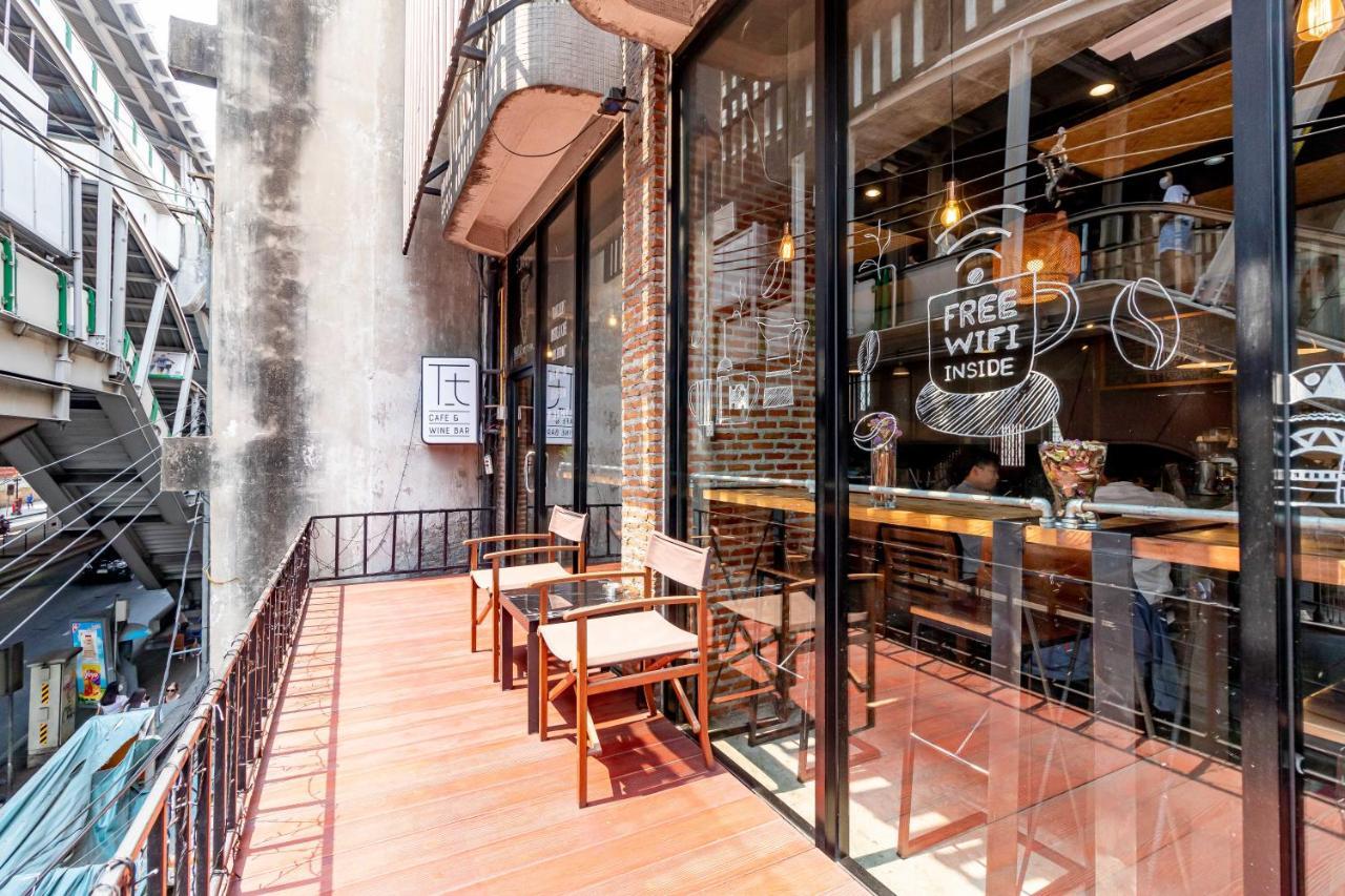Thonglor Travellers Hostel And Cafe Bangkok Zewnętrze zdjęcie